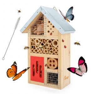Velké množství užitečných hmyzích domků,  hotelů a úkrytů  k udržení užitečné populace hmyzu.
